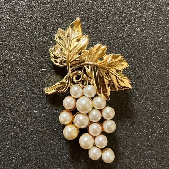 [m] beautiful goods GIVENCHY Givenchy .. brooch Vintage fake pearl Gold color costume jewelry 