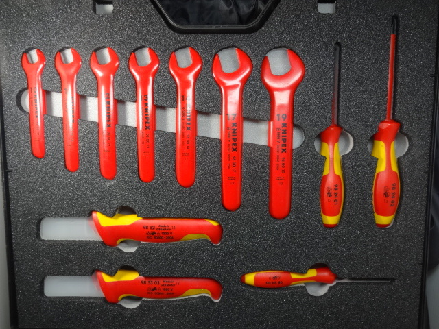 クニペックス　KNIPEX　絶縁工具　26点セット　ケース傷汚れ多　中スポンジ部分汚れあり_画像2