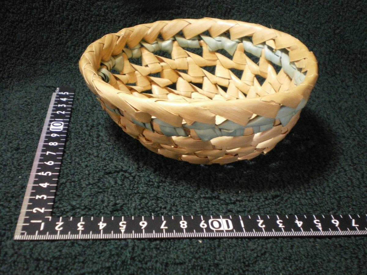 珍品フリマ・竹・籐]　籐製　物入れ　かご　現代的なリズム　大きさ：直径14.5cm　高さ５cm　[送料無料]_少しゆがみがありますが、じっくり修正を