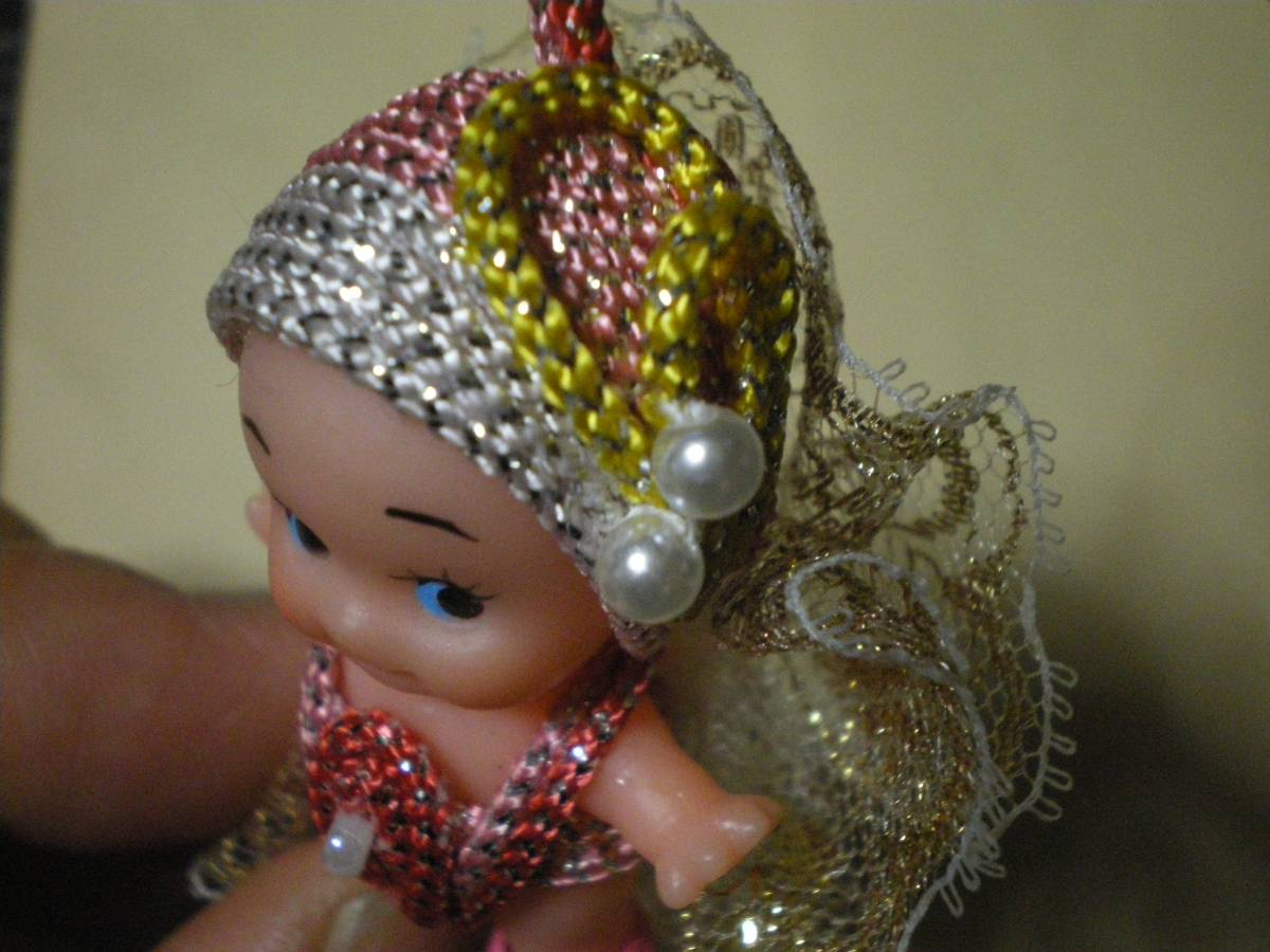 珍品フリマ] 小さなキューピー人形　身長5.2cm　マスコット人形　宝塚風の盛装　ビーズの頭飾り　きれいな並品[送料無料]_ビーズの頭飾り