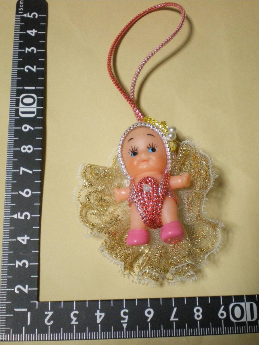 珍品フリマ] 小さなキューピー人形　身長5.2cm　マスコット人形　宝塚風の盛装　ビーズの頭飾り　きれいな並品[送料無料]_身長5.2cm マスコット人形 