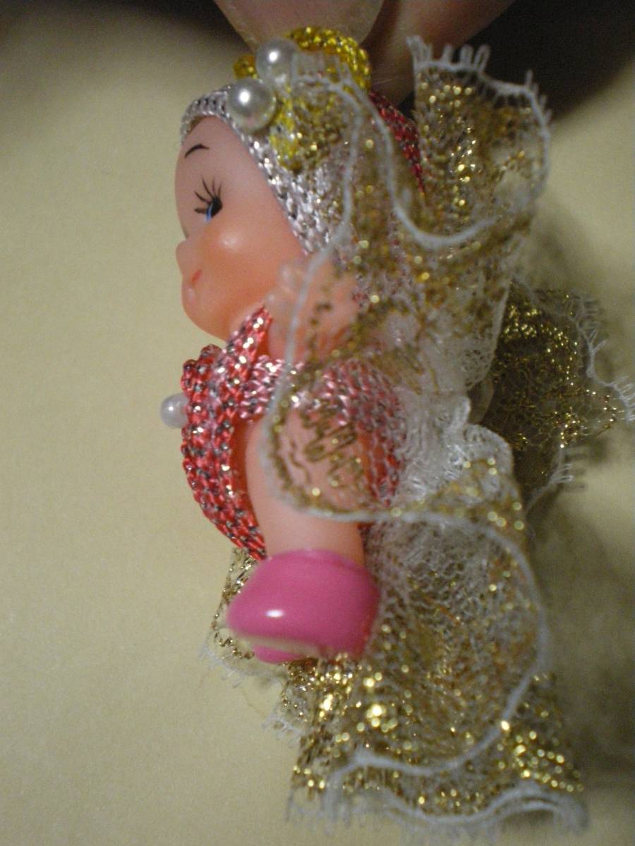 珍品フリマ] 小さなキューピー人形　身長5.2cm　マスコット人形　宝塚風の盛装　ビーズの頭飾り　きれいな並品[送料無料]_画像4