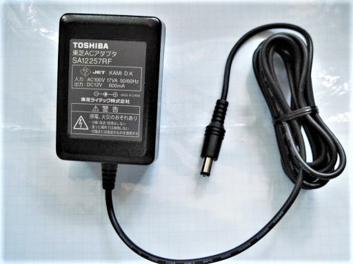 SB03 TOSHIBA 東芝　ACアダプタ　SA12257RF　12V　0.6A　対応機種不明　電圧のみチェック　長期保存品　汚れ、埃、キズ有　ジャンク品　1個_画像1