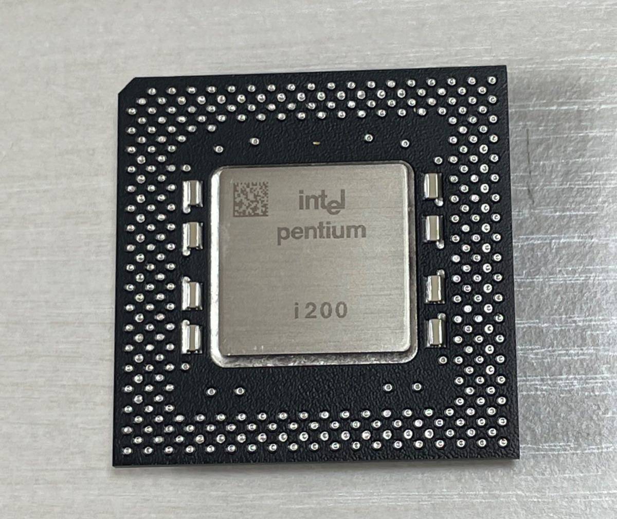 超希少】Intel Pentium 200MHz 試作品と量産品の2個セット 超希少】Intel Pentium 200MHz 試作品と量産品の2個セット