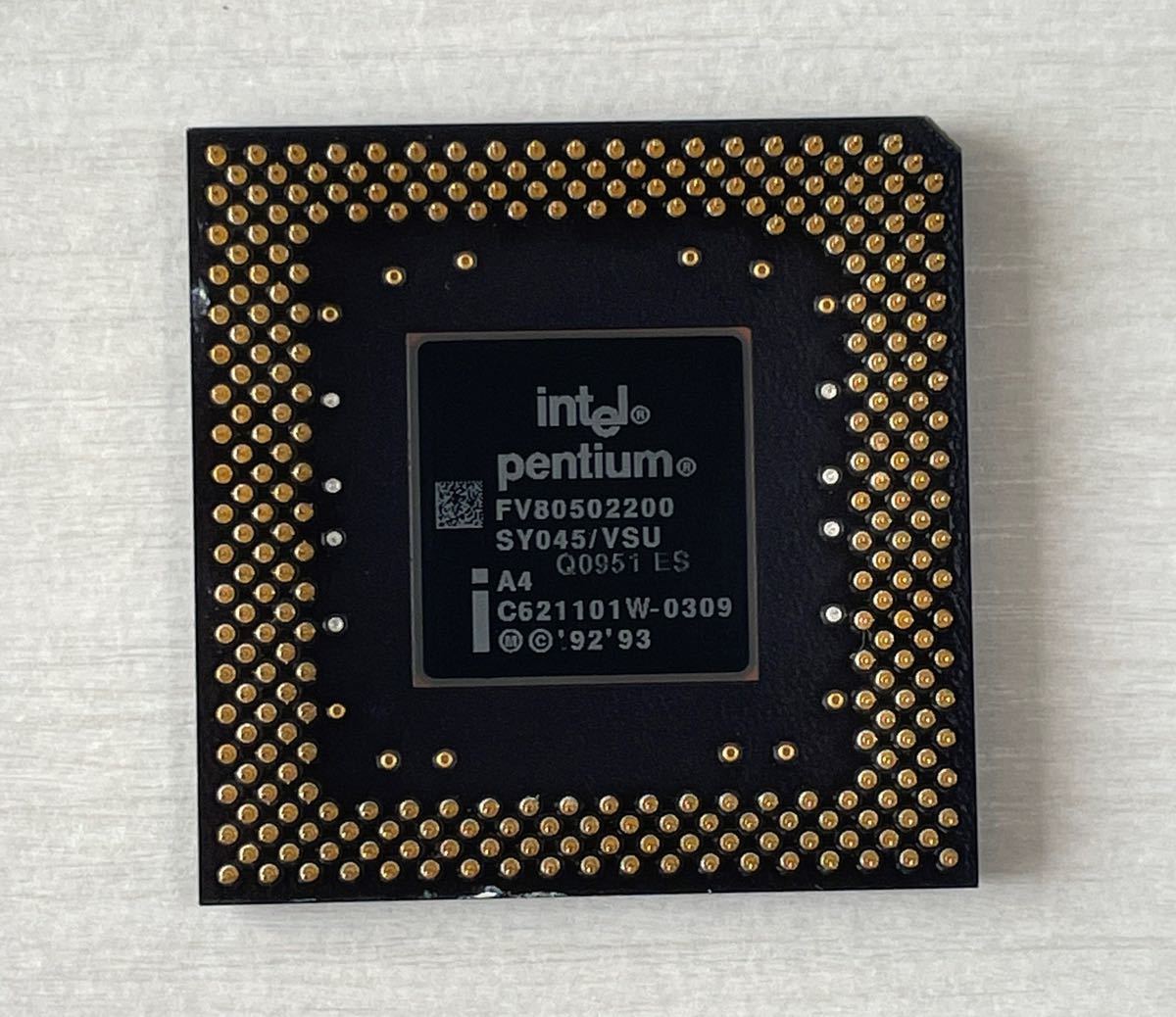 超希少】Intel Pentium 200MHz 試作品と量産品の2個セット 超希少】Intel Pentium 200MHz 試作品と量産品の2個セット
