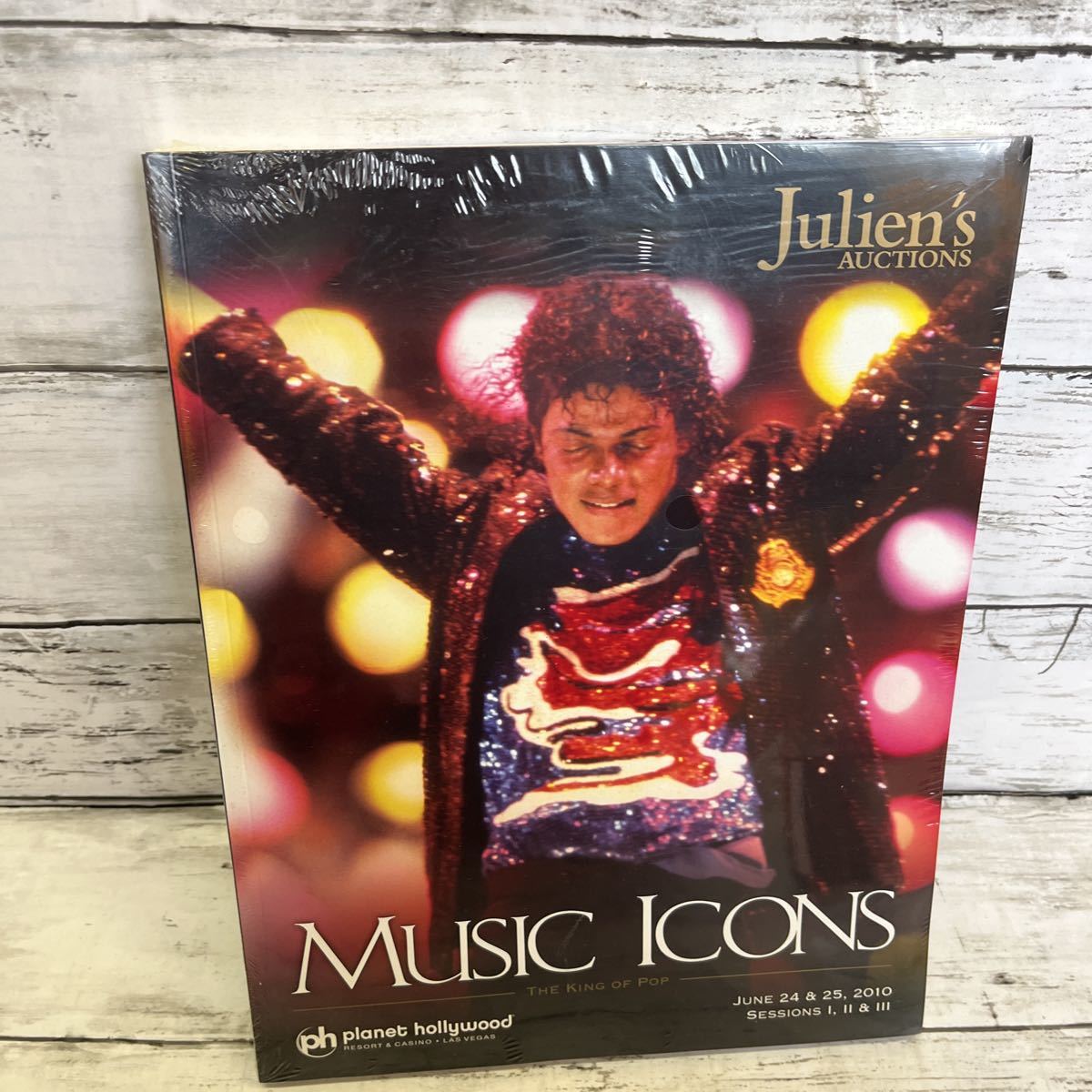 k605 未開封　マイケル・ジャクソン オークション・カタログ 「Julien's Auctions MUSIC ICONS 2010」写真集