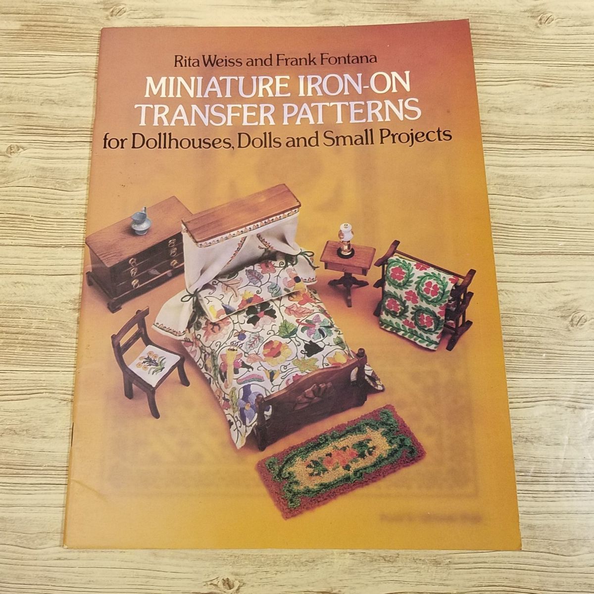 手芸系[ミニチュア・アイロンプリント図案集 MINIATURE IRON-ON TRANSFER PATTERNS : for Dollhouses， Dolls and Small Projects] 洋書_画像1