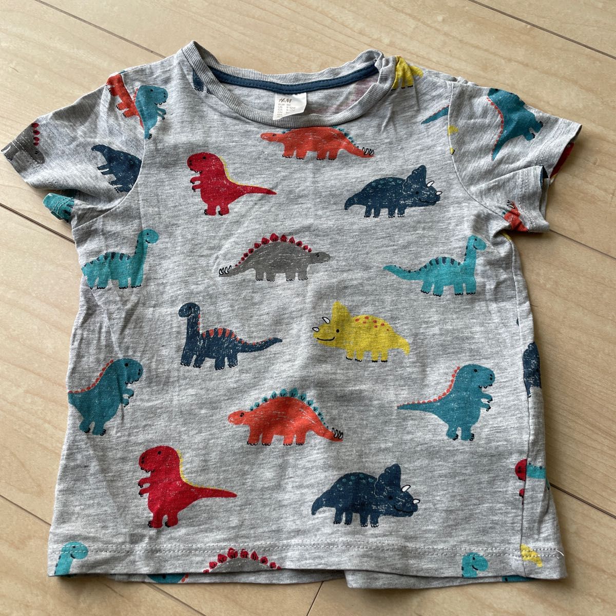 値下げしました！チェック柄シャツ        H&Mの恐竜柄の半袖　ユニクロの半袖
