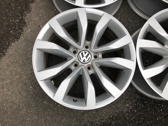 VW VOLKSWAGEN THE BEETLE 5C0601025F フォルクスワーゲン ザ ビートル純正アルミ 17インチ 7J +43 5H112 57.1 ゴルフ パサート ティグアン_画像2