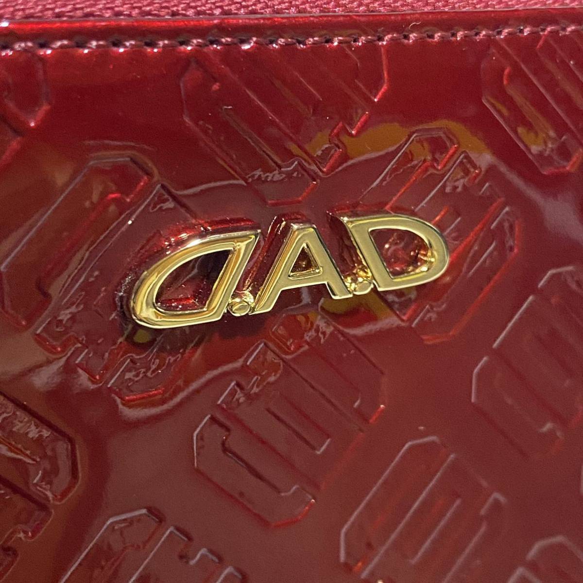 極美品 DAD デーアーデー ラウンドファスナー エナメルレッド 長財布 極美品 DAD デーアーデー ラウンドファスナー エナメルレッド 長財布