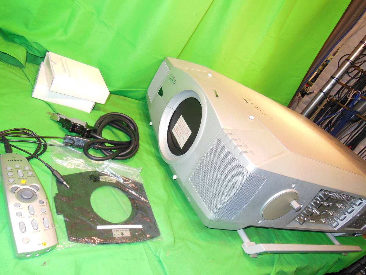 hf230415-005Z SANYO LP-XF45 業務用高輝度プロジェクター レンズ無し 中古 通電確認済み 動作確認済み ケース付属 リモコン付属 サンヨー