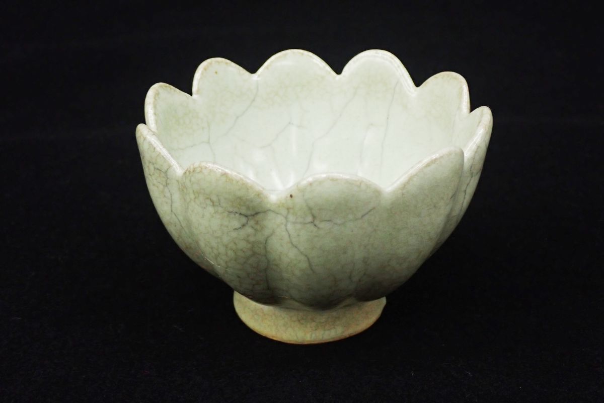中国文物 古瓷 収集家の放出品 宋代青釉蓮瓣碗 _画像1
