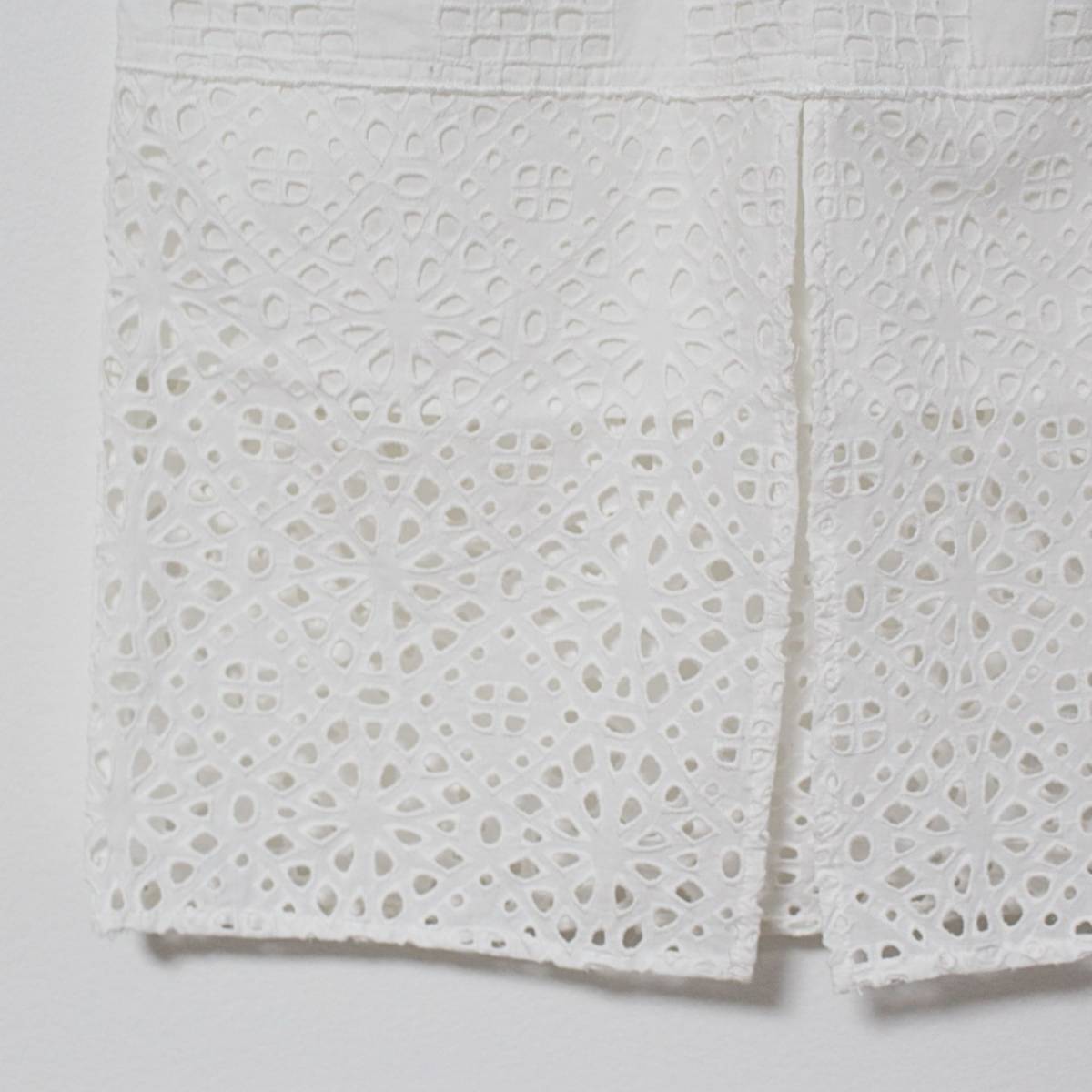 新品 エストネーション 刺繍穴開きデザイン スリット スカート ウエスト66‐77cm（３６） 白　K1650_画像3