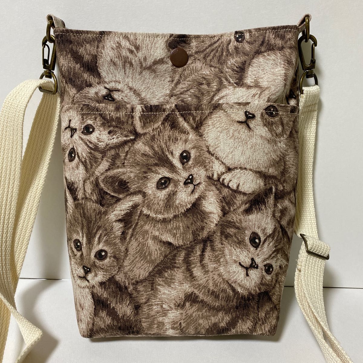 最大50%オフ! ハンドメイド 縦型 ポシェット サコッシュ ショルダーバッグ 猫ちゃん密集柄 ハンドメイド★縦型★ポシェット サコッシュ ショルダーバッグ ドット猫 グレー