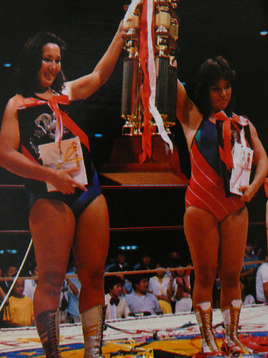 週刊ゴング1984年10月18日号　全日本女子プロレス横浜文化体　フジテレビ杯争奪タッグリーグ戦決勝　ジャガー横田&デビル雅美VSクラッシュ_画像1