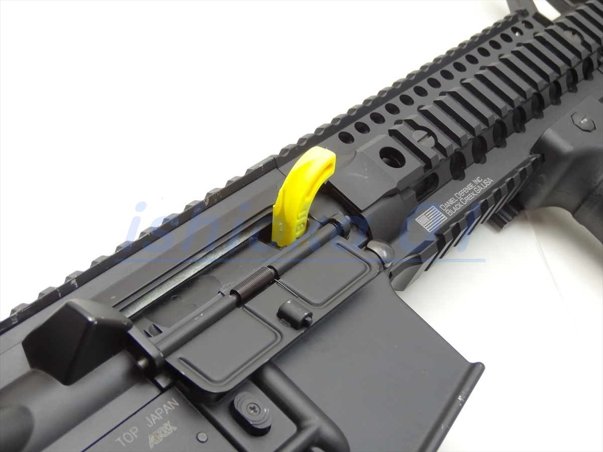 TAPCO チャンバー セイフティ ツール ( セーフティ フラッグ ) ライフル 用 (AR-15 M4 M16 GBB ガスブロ)_使用例ですので銃は付属しません