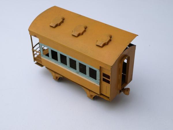 Q304 ★ブリキのおもちゃ★ 電車 1両 黄色 貨物列車 貨車 玩具_画像1