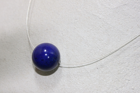 Натуральный лазис лазули 18 мм круглый шарик (натуральный цвет) серебряное проволочное ожерелье