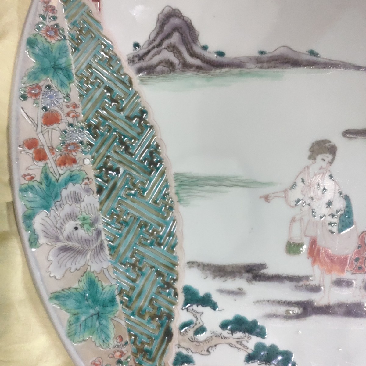 古伊万里焼 色絵大皿 直径45cm 花鳥山水人物図 手描き 桐箱 コレクター放出_画像7