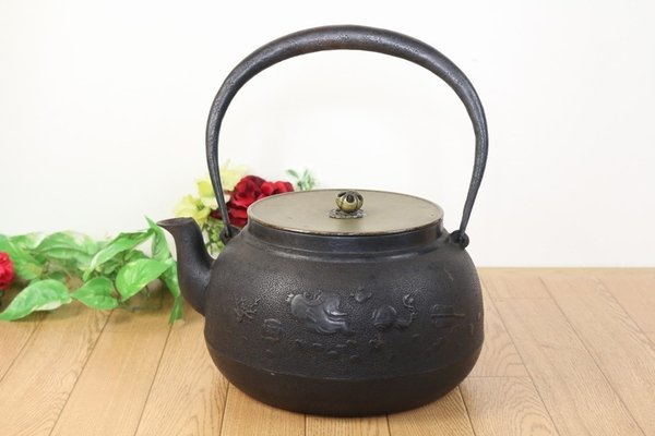 龍盛堂】名人在銘 大鉄瓶 宝尽くし地紋 鉄工芸 管Z6261-