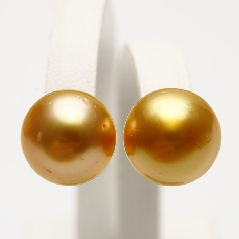  south . White Butterfly pearl pearl earrings 12mm natural Gold color K18 made 