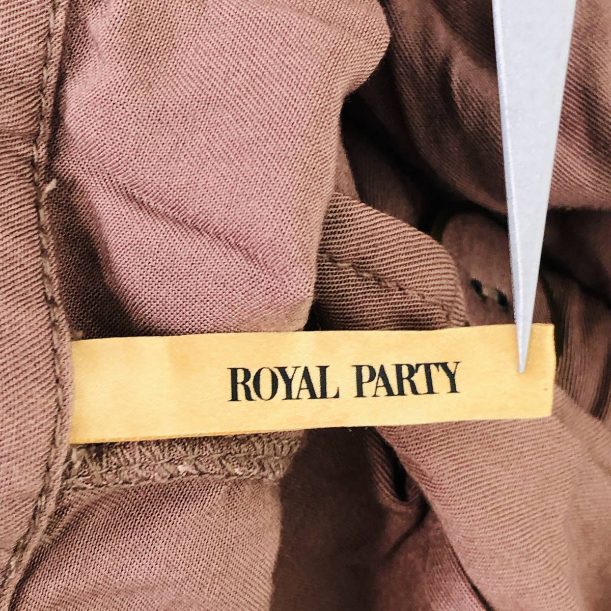 z696 美品 ROYAL PARTY ロイヤルパーティー サロペット ノースリーブ ウエストゴム 腰リボン付き 薄手 ゆったり 38 ブラウン系 華やか 古着_画像7