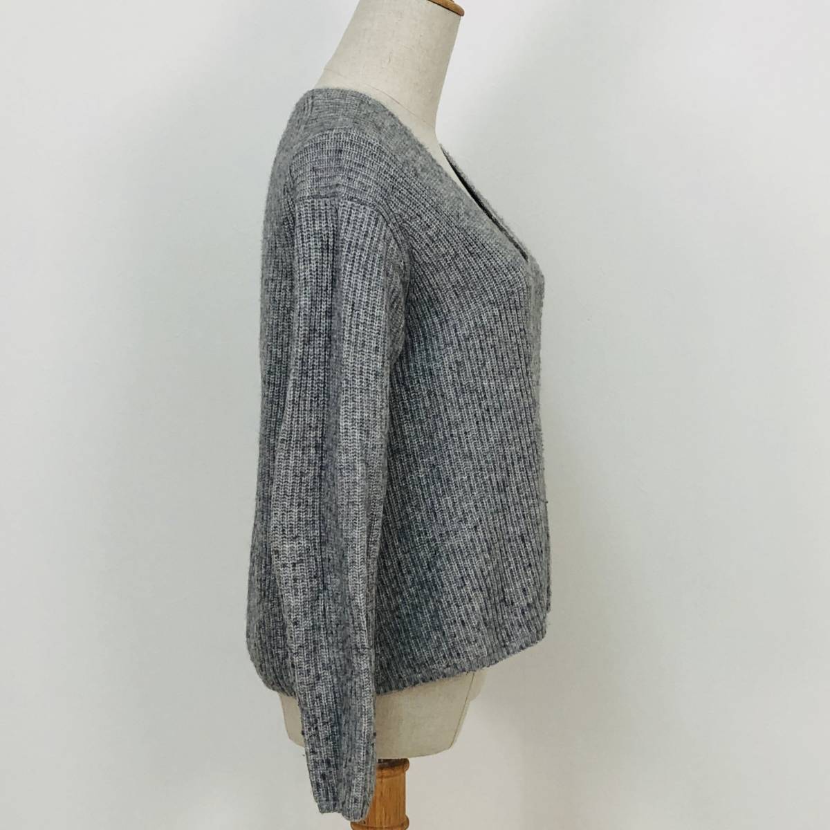 z827 美品 UNIQLO ユニクロ ニット セーター 長袖 Vネック 羊毛 z827 美品 UNIQLO ユニクロ ニット セーター 長袖 Vネック 羊毛