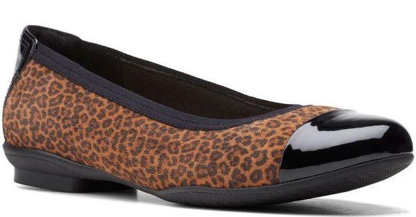 注目ショップ・ブランドのギフト Clarks クラークス a10 サンダル