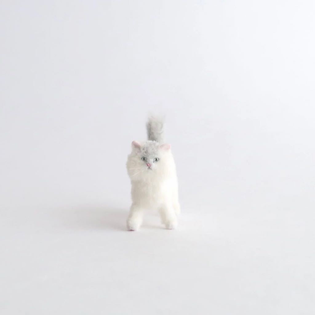 ハンドメイド 白グレー長毛猫 爪研ぎ 羊毛フェルト 猫 ミニチュア 人形