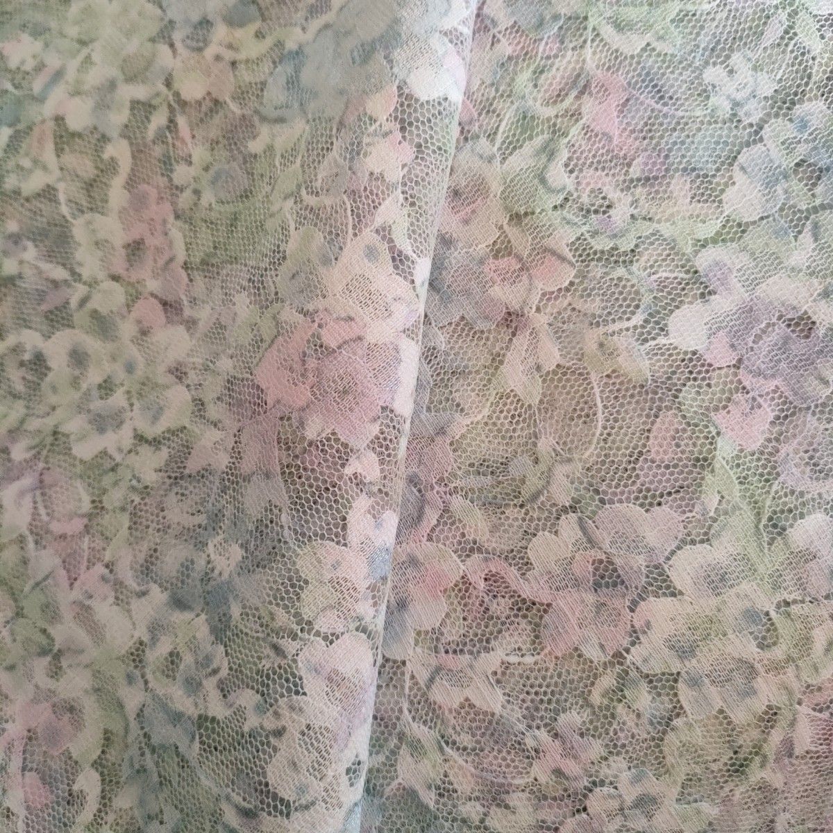 花模様のチュール布地　117×100