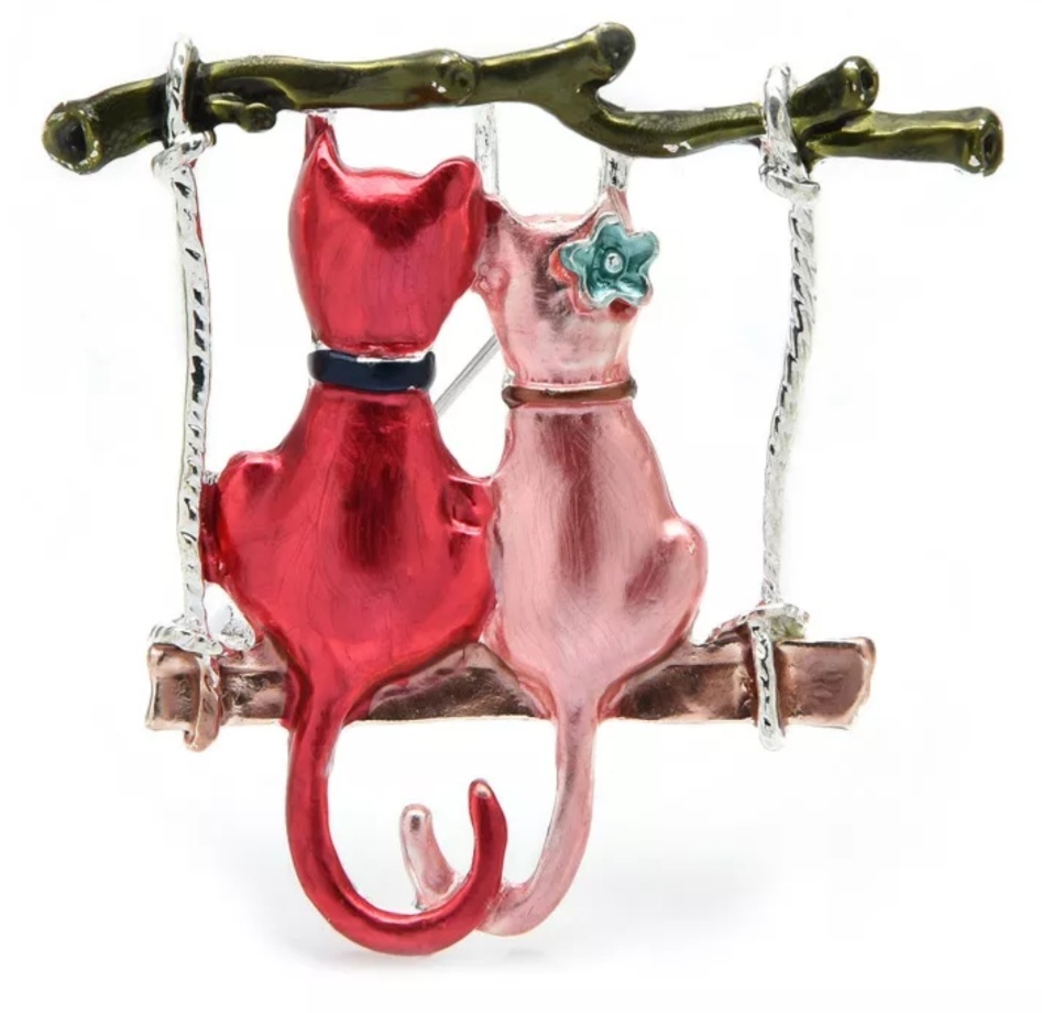 猫のブローチ　猫のカップルとブランコ　ペンダント兼用 レッド　グリーン　ブラウン　猫の雑貨　HANAKO　猫のパーツ