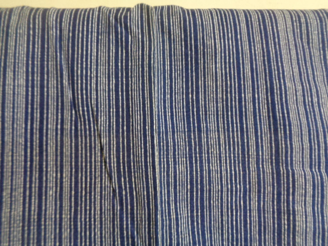 B694-80 アンティーク 木綿 浴衣 籠染 両面染 藍染 縞文 幾何文 着丈128センチ 裄65センチ_画像3