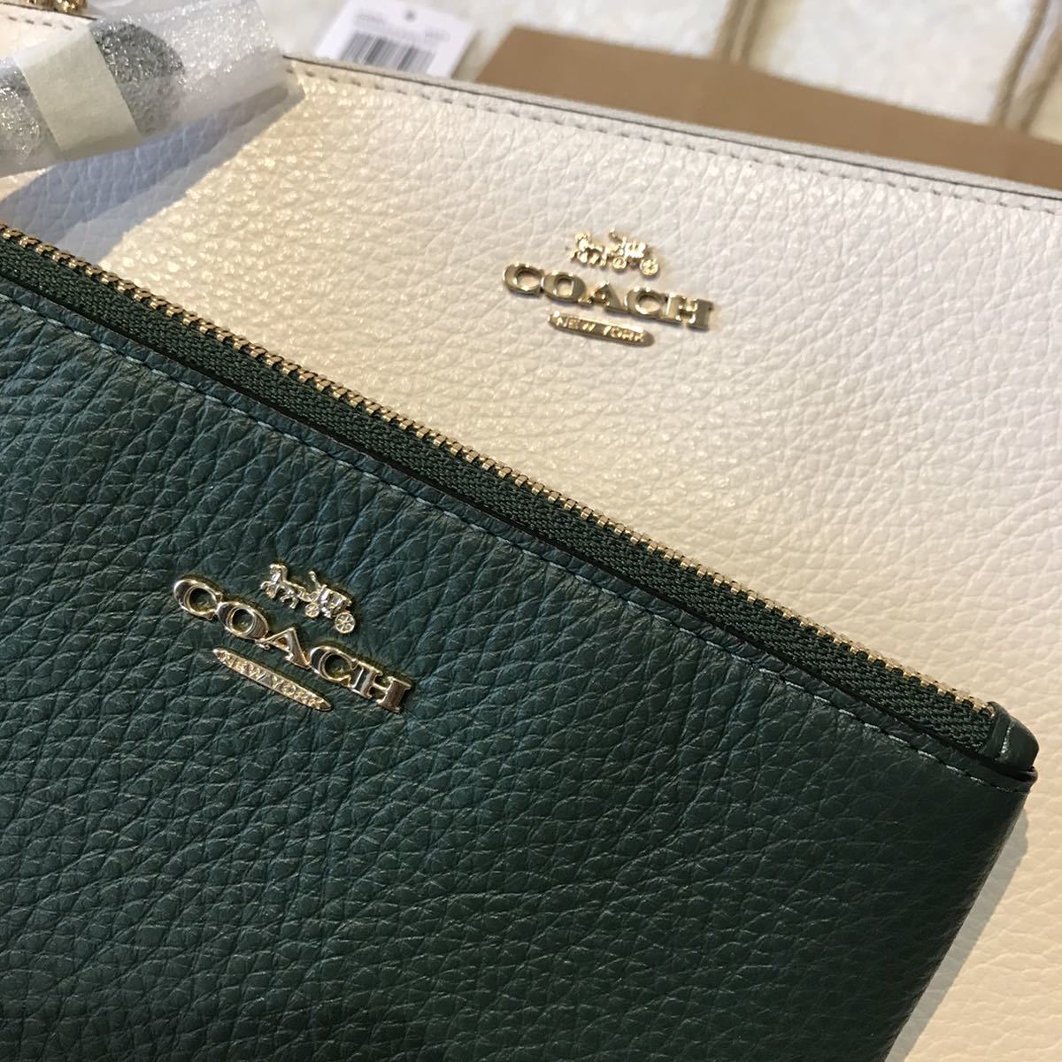 新品未使用 COACH コーチ レザーリスレットポーチ 2個セット 緑 新品未使用 COACH コーチ レザーリスレットポーチ 2個セット 緑