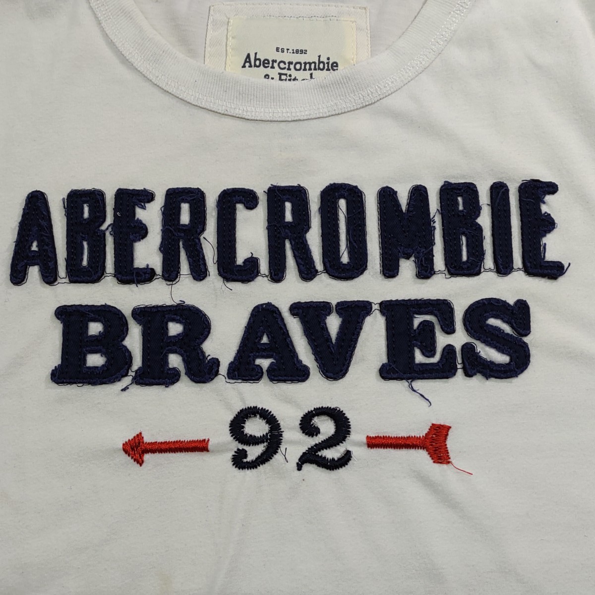 2304029 Abercrombie&Fitchアバクロンビー&フィッチ ビッグロゴアップリケ刺繍ダメージラウンドネックTシャツ S 白系 文字紺の画像4