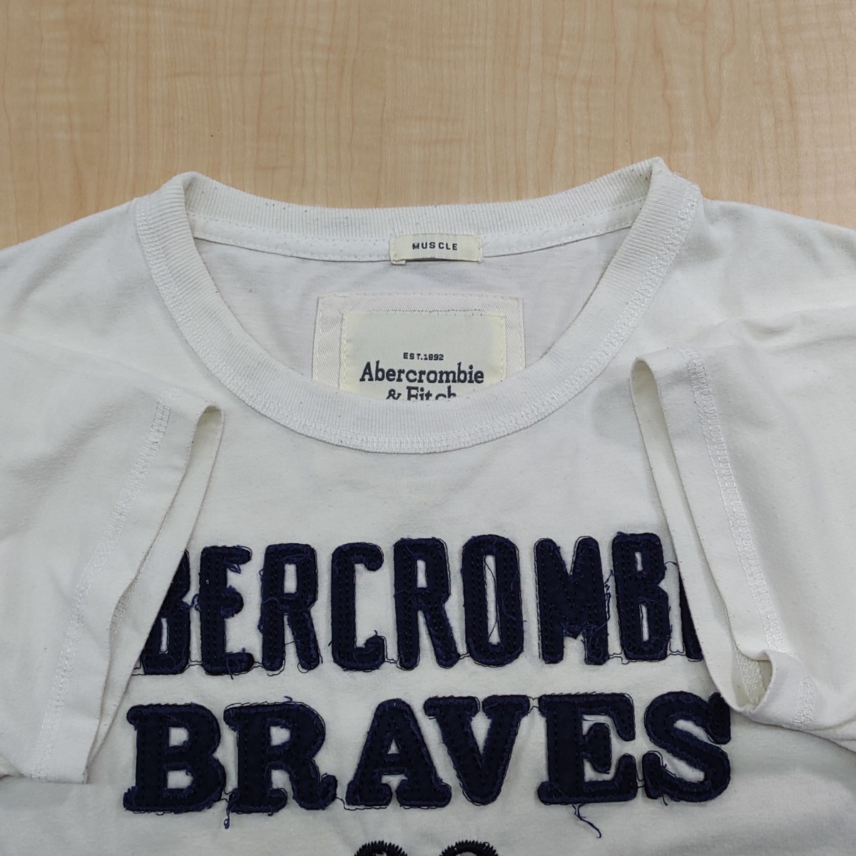 2304029 Abercrombie&Fitchアバクロンビー&フィッチ ビッグロゴアップリケ刺繍ダメージラウンドネックTシャツ S 白系 文字紺の画像1