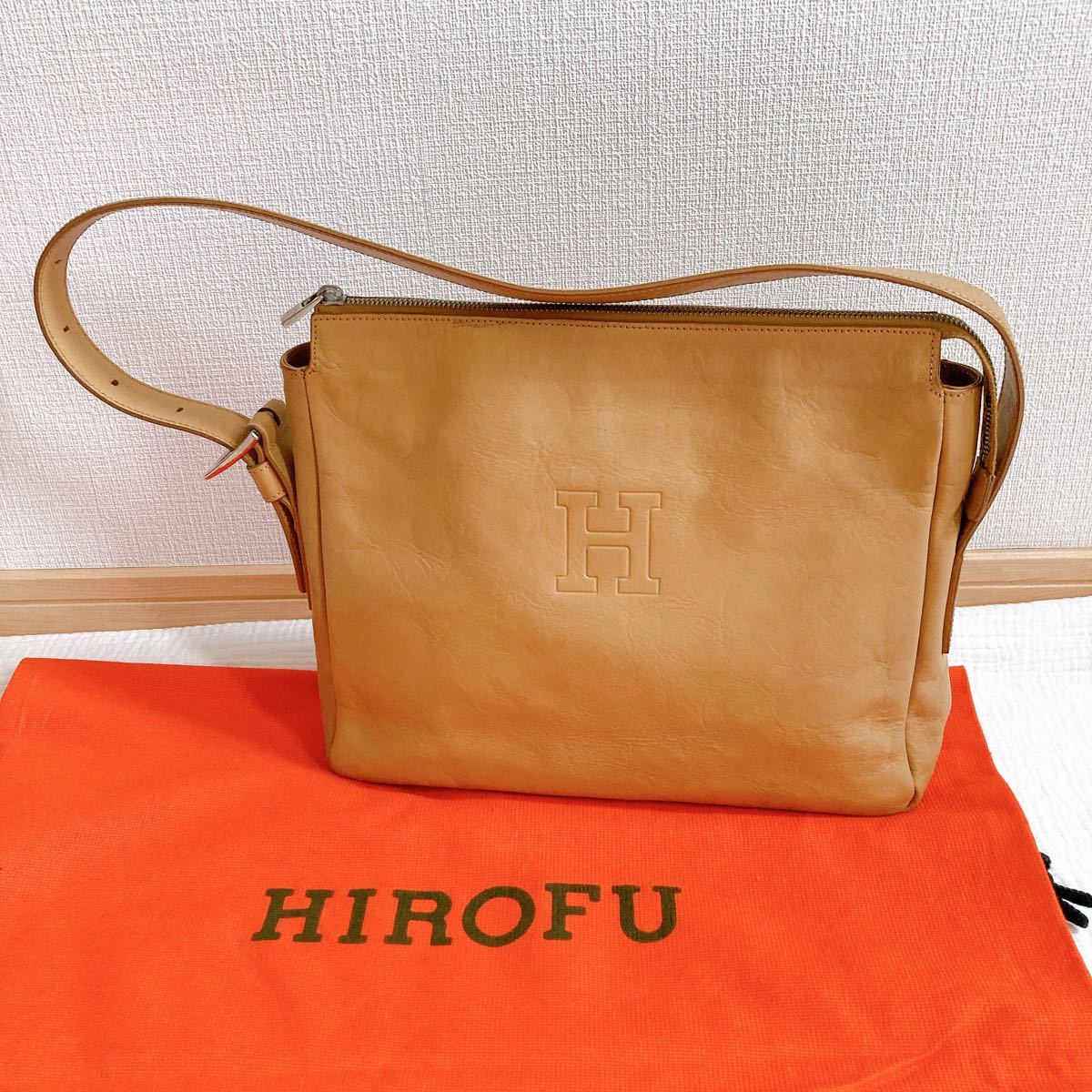 ヒロフ HIROFU ハンドバッグ ワンショルダー トートバッグ ベージュ 保管袋付き レザー Hロゴ 型押しロゴ ファスナー付き マチあり_画像1