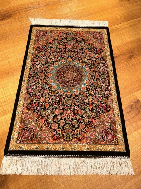 人気 ペルシャ絨毯・最高級ハンド&マシン織り・ ge5 60cm×90cm ・豪奢なクムデザイン 世界最高密度150万ノット カーペット一般