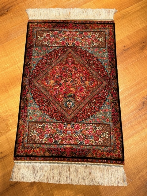 ペルシャ絨毯・最高級ハンド&マシン織り・ 世界最高密度150万ノット ・豪奢なクムデザイン 60cm×90cm ge24