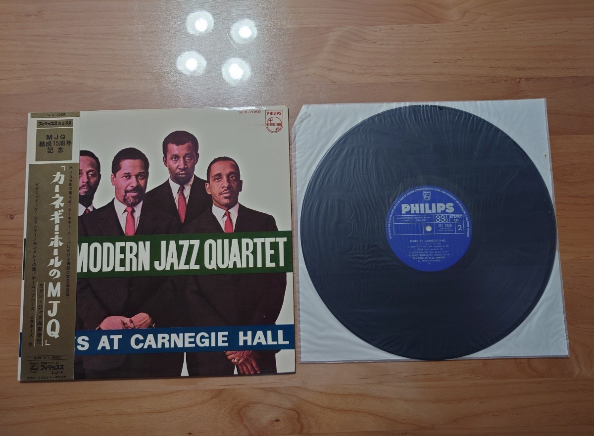 ★BLUES AT CARNEGIE HALL 　カーネギー・ホールのMJQ★Modern Jazz Quartet MJQ★帯付★LPレコード★中古品★ジャケット・帯経年汚れ _画像1