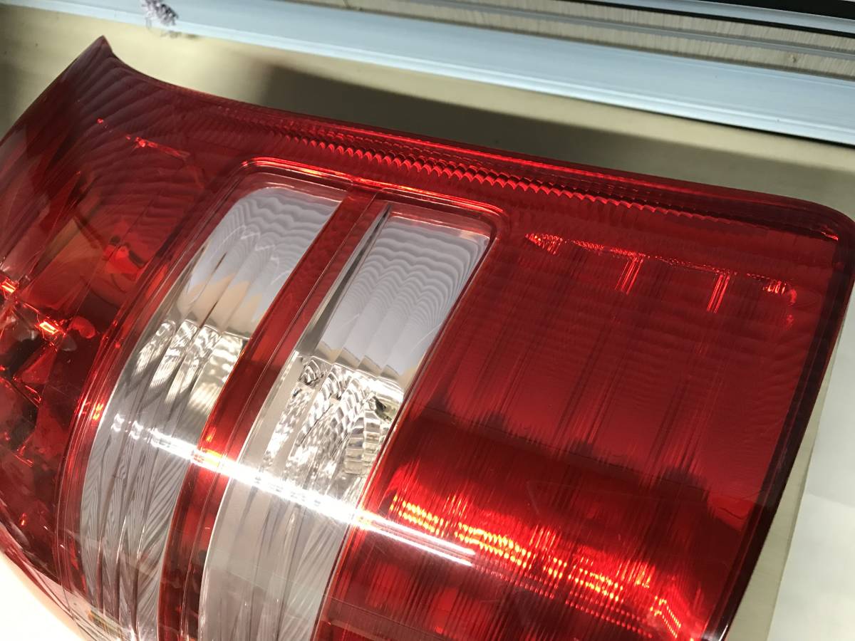 トヨタ　ウィッシュ　10系　前期　赤　テールライト　テールレンズ　右　運転席側　中古　品番68-3_画像4