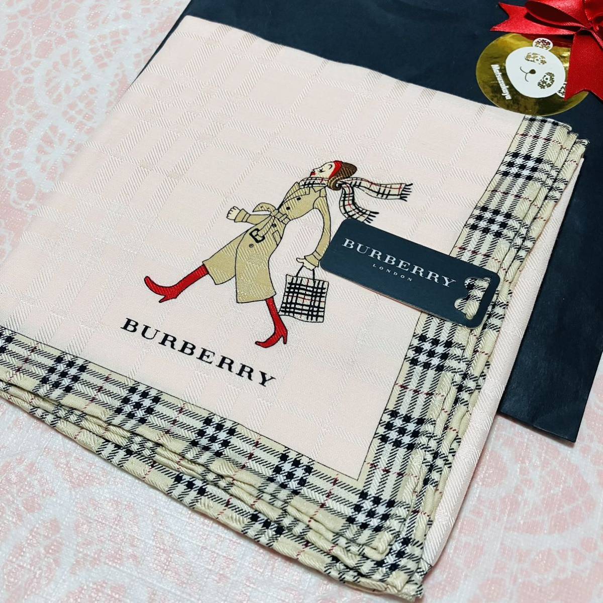 【シルク】新品/BURBERRY/女の子/大判ハンカチ/正規品/未使用/即決/匿名発送/バーバリー/ノバチェック/女性/スカーフ/コート柄/ピンク/レア_画像2