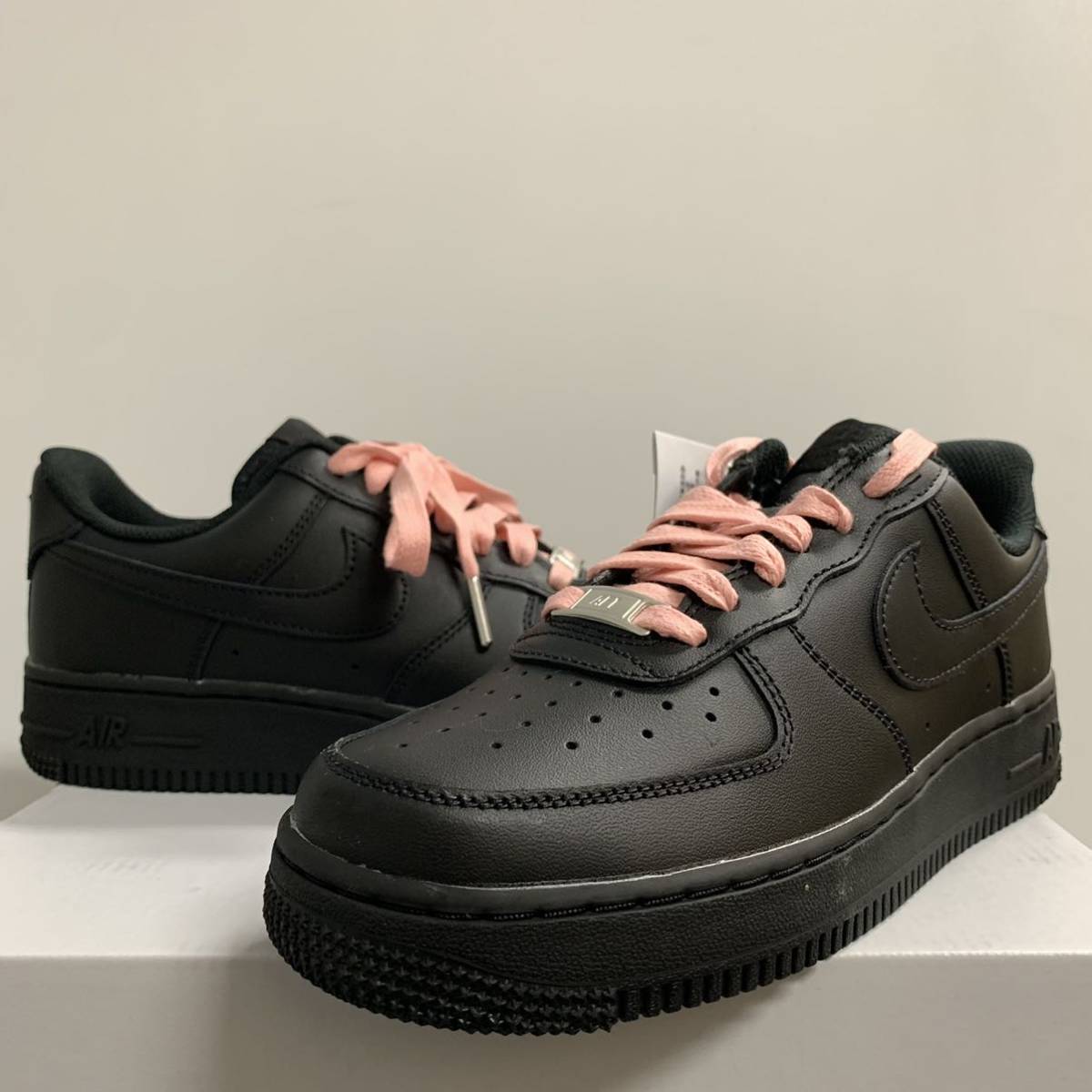 ナイキ FORCE 1 黒 レザー 未使用 換ヒモ2色付 NIKE エア ナイキ FORCE 1 黒 レザー 未使用 換ヒモ2色付 NIKE エア