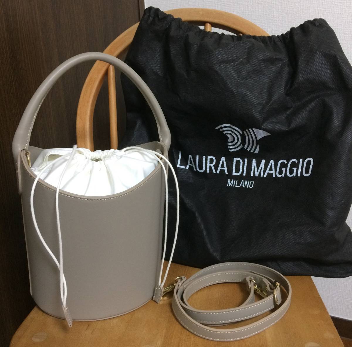 【値下げ】RayBEAMS購入★新品未使用品★LAURA DI MAGGIO（ローラディマッジオ））バケットショルダーバッグ グレイッシュベージュ_画像2