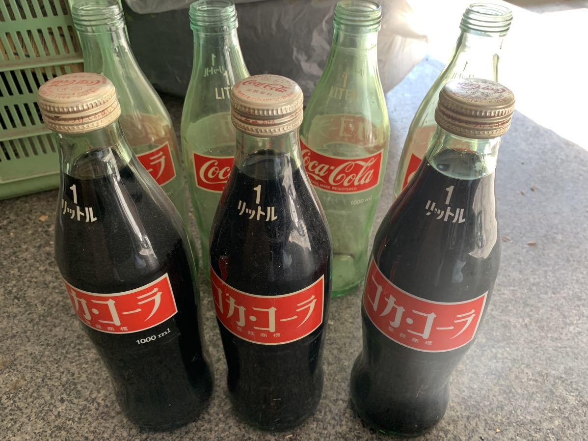 昭和レトロ 当時物 コカコーラCoca-Cola 瓶ジュース 赤 白 ラベル 1L 1リットル 瓶 中身入り ディスプレイ 空き瓶