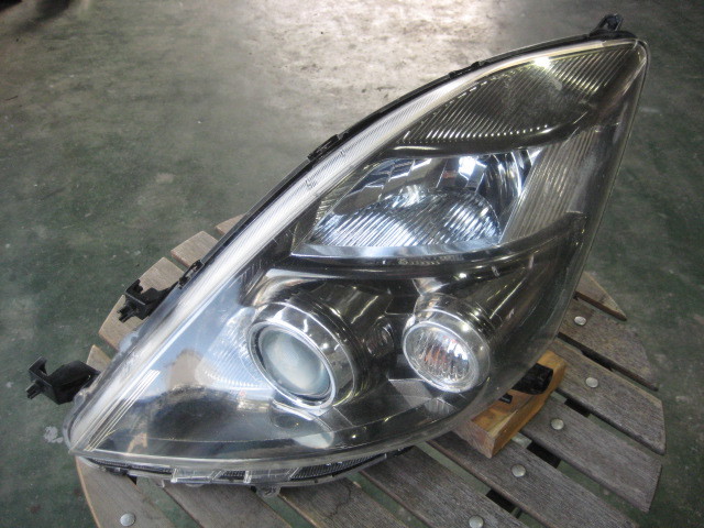 使用可能品　トヨタ　アイシス　プラタナ ANM10/ANM15/ZNM10/ZNM15 中期 純正 HID ヘッドライト 左 KOITO　44-69 　HCHR-648　管理C2134_画像1