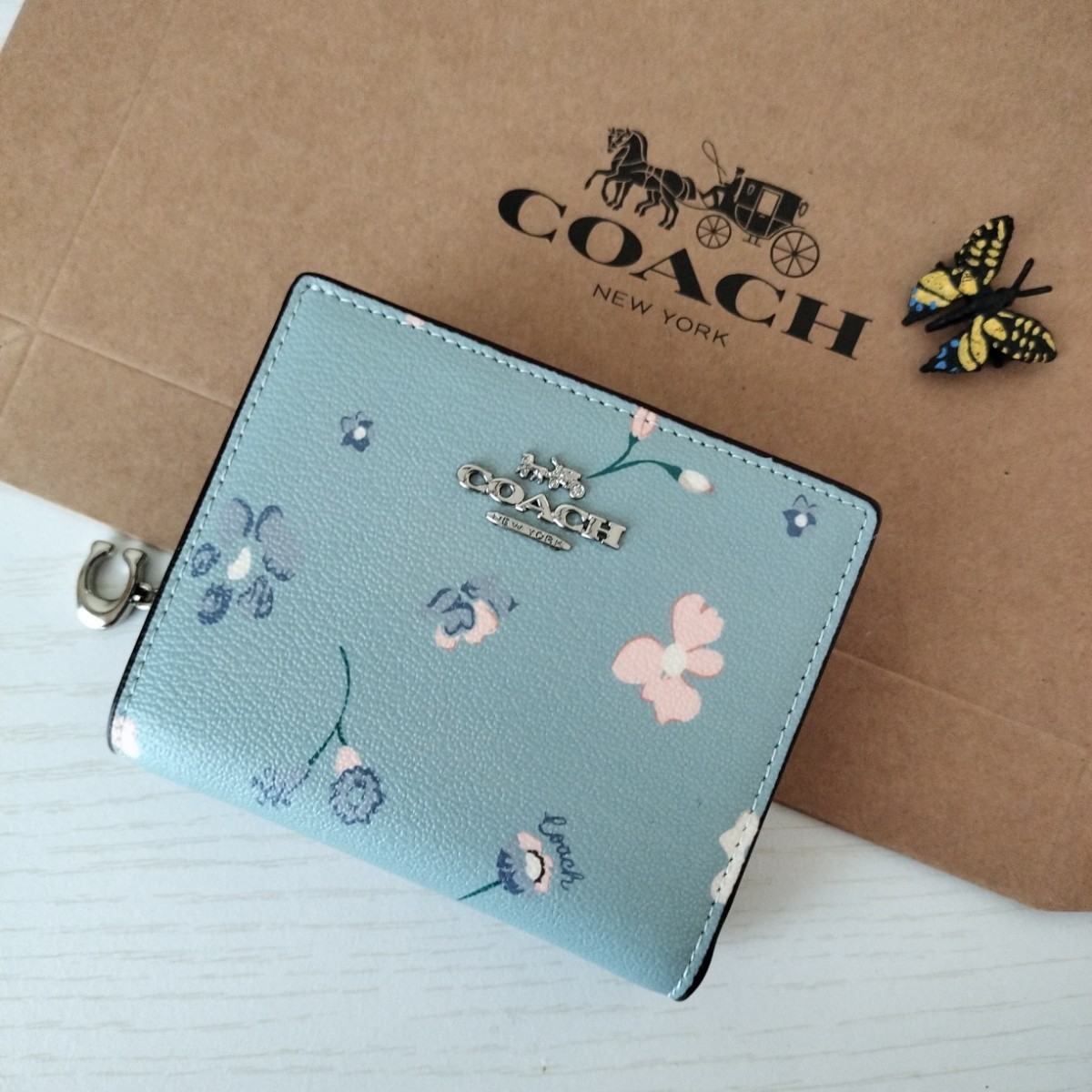 COACH コーチ　8703 二つ折り財布　ミスティカル　フローラルプリント　Cチャーム　スモールウォレット　花柄　水色　プレゼントおすすめ