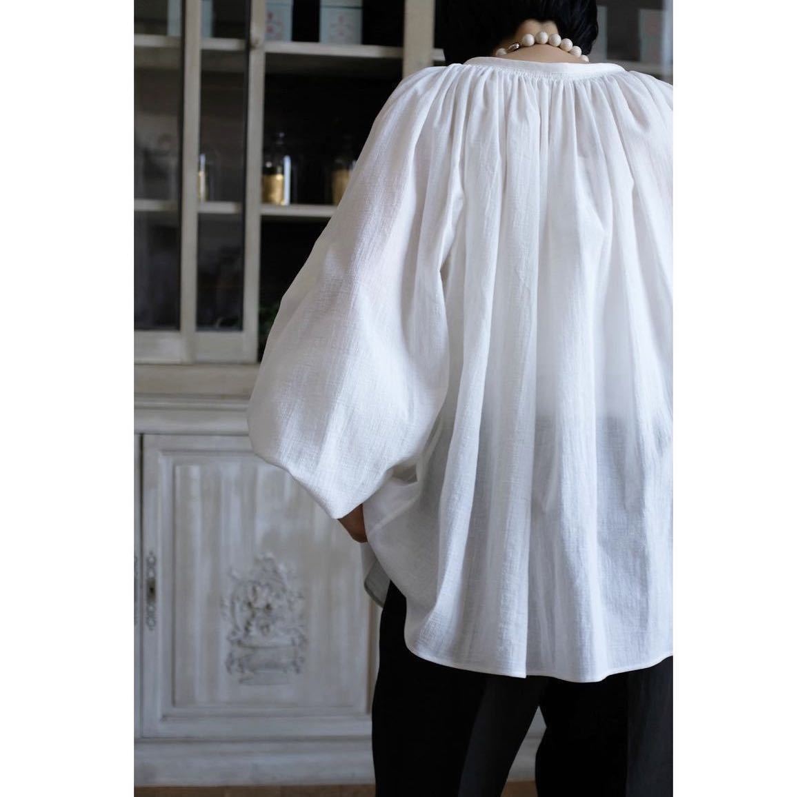 YLEVEire-vu*2022SS cotton Boyle pe The nto blouse 0 off white * Margaret Howell Tomorrowland eb-ru