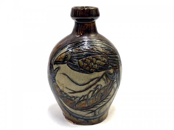 G6548【壺屋焼】保管品美品・金城次郎作「変形花瓶」魚海老紋