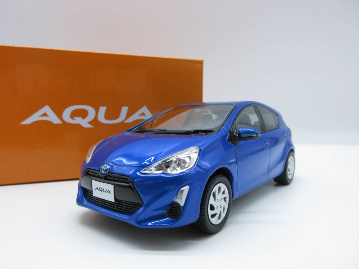 1/30 トヨタ アクア AQUA 中期 カラーサンプル 非売品 ミニカー　ブルーメタリック_画像1