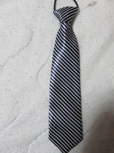  галстук детский темно-синий полоса цвет темно-синий полоса цвет полоса простой переустановка шея часть. часть. резина . переустановка . удобный. красивый. 